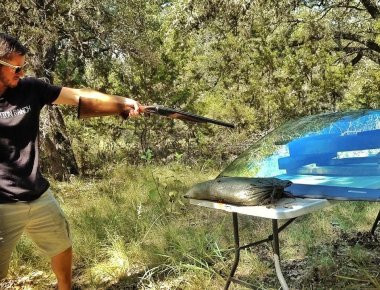 Βίντεο: Δίκαννο εναντίον... του παρμπρίζ μίας Lamborghini